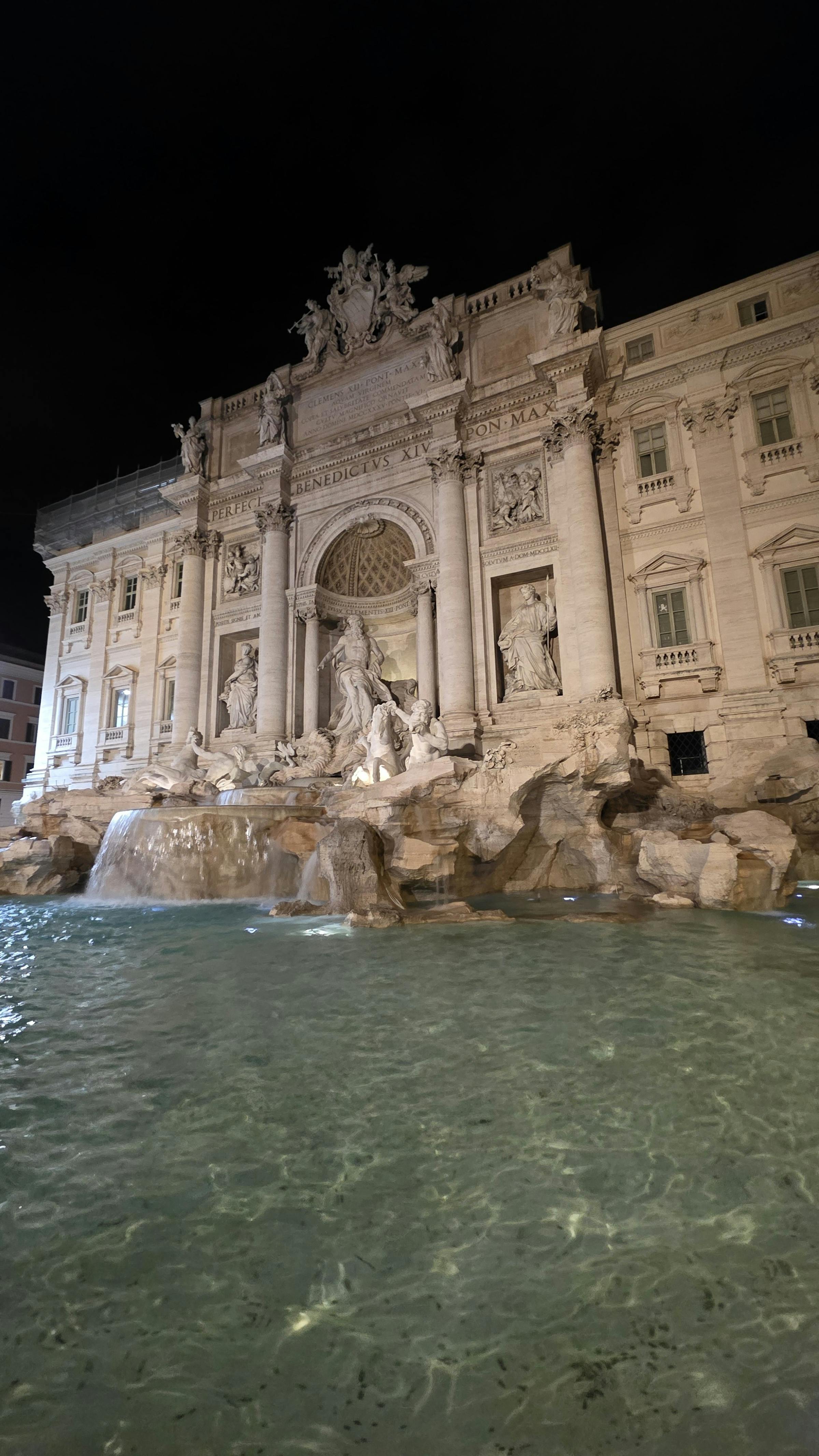 Fontana di Trevi em Roma iluminada à noite